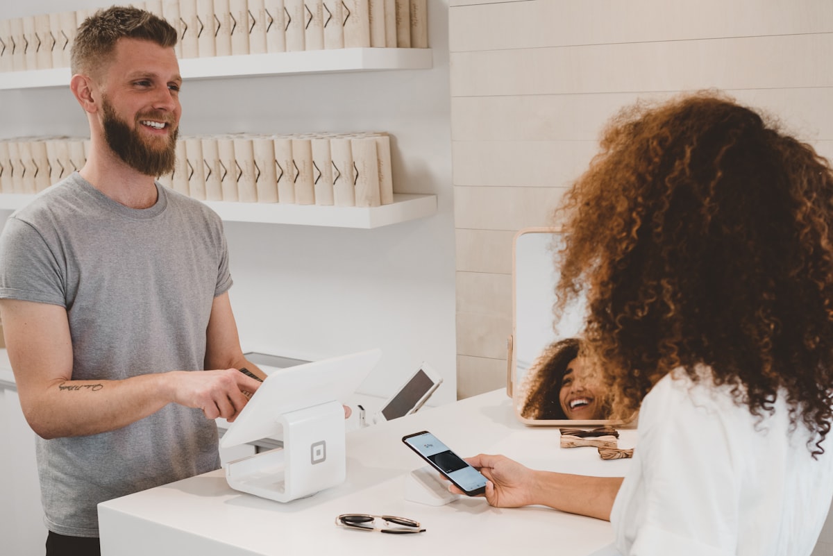 Agentes de IA en E-commerce: 5 automatizaciones que ya estan generando ingresos en 2026