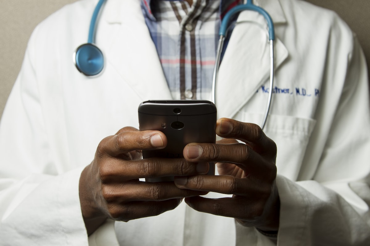 Cómo Liberar 2 Horas Diarias a tus Médicos con Agentes de IA: Documentación Clínica Automatizada